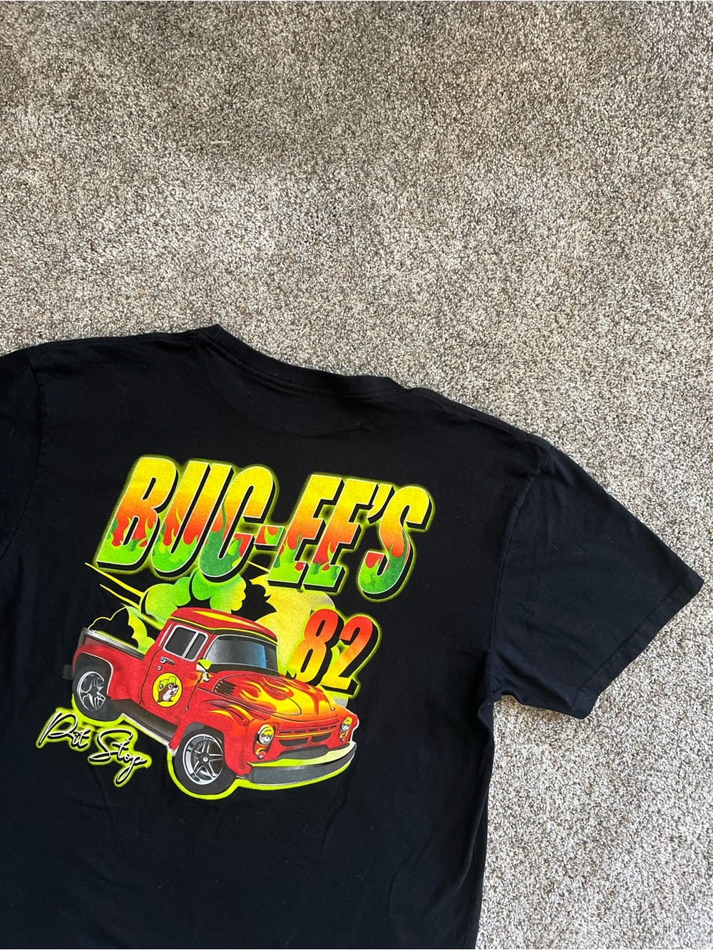 Buc-ee's Black Graphic T-Shirt Red Truck Pit Stop 82 Beaver Logo XL Men's